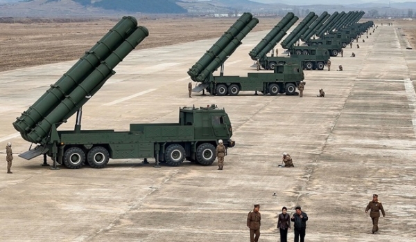 北김정은, 600mm 초대형 방사포 훈련 참관…