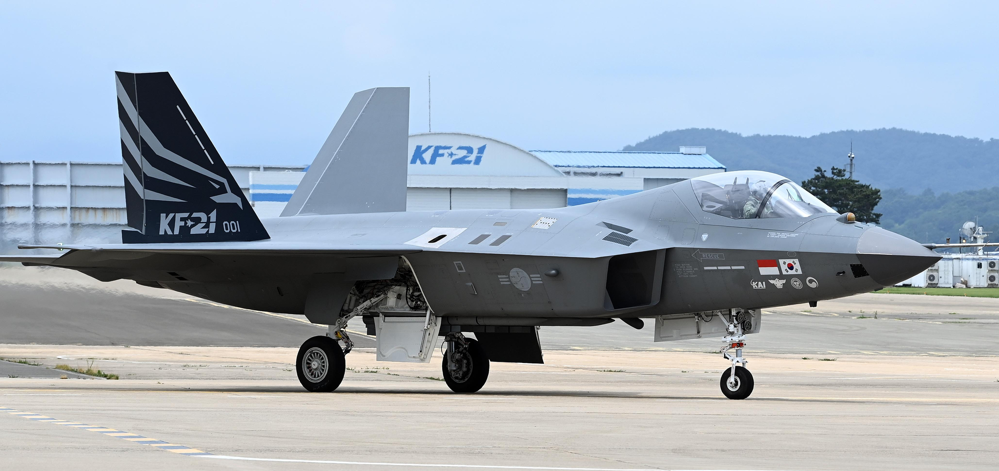 속보]국산 전투기 'KF-21' 처음 날아올랐다…