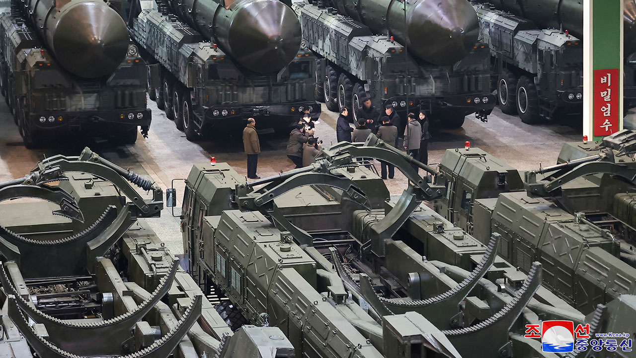 김정은, 고체연료 ICBM '화성-18형' 발사대 차량 공장 시찰