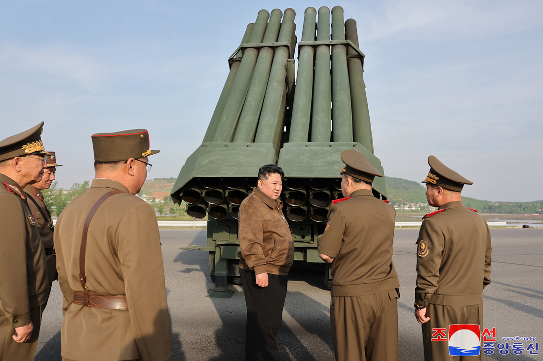 북한, 서해상으로 방사포 10여발 발사…자체 훈련 가능성 - 경향신문