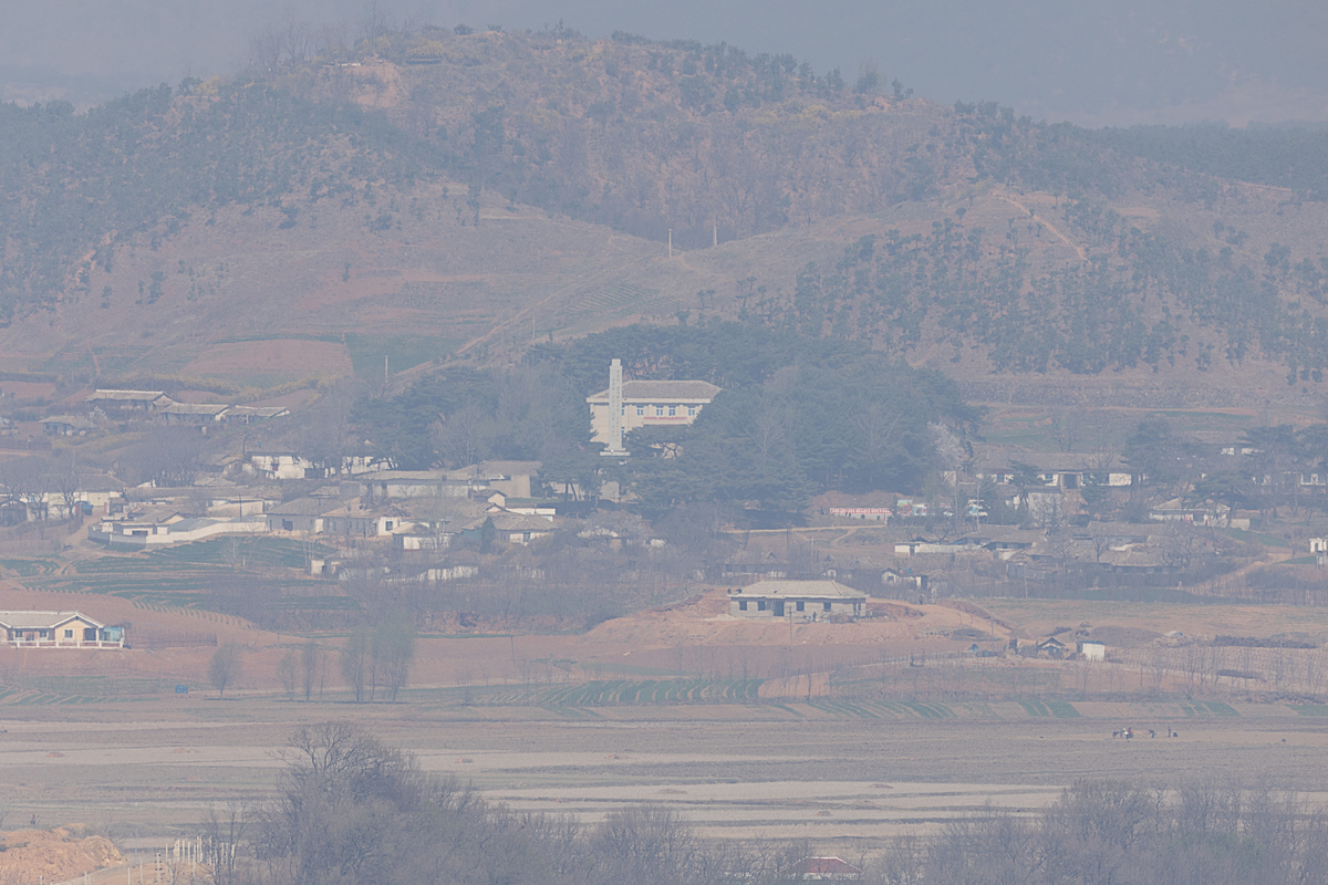 북한, 단거리 미사일에 '집속탄' 탑재 시험…국방발전 계획 이행? 대남 경고 메시지? - 경향신문