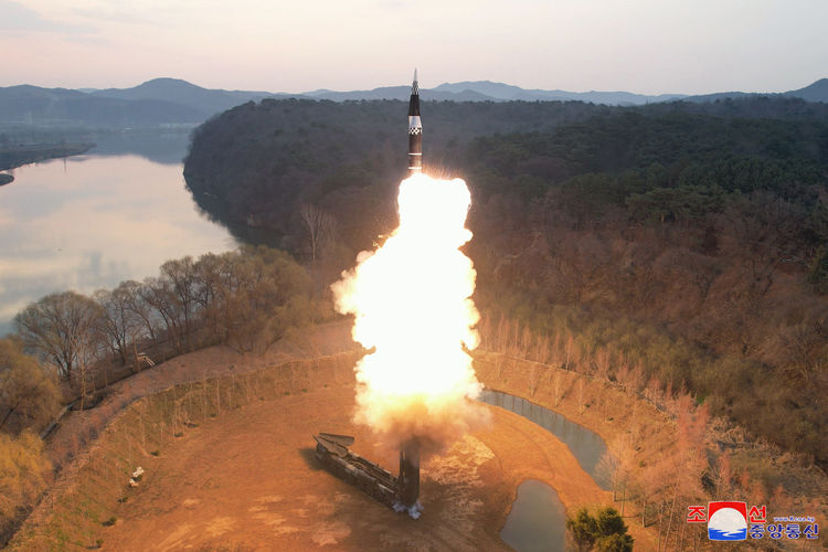 北, 동해상으로 탄도미사일 발사…600㎜ 초대형 방사포 가능성