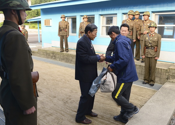 사진] 조난 북한어부 3명 판문점에서 송환 | 중앙일보