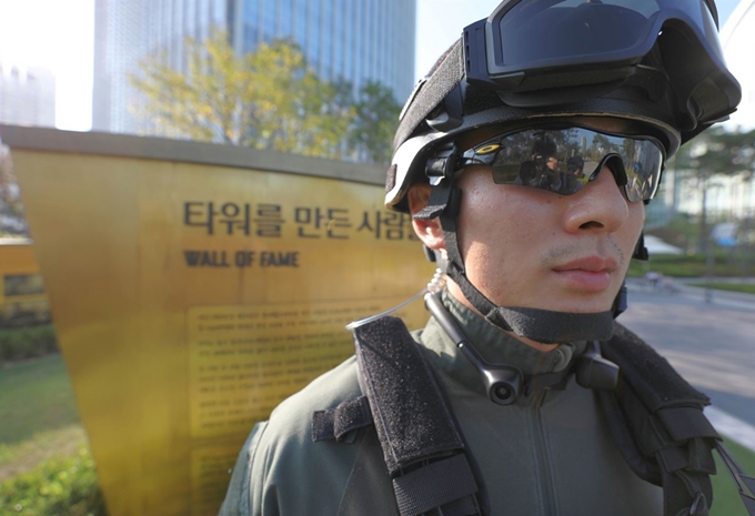 롯데타워 대테러팀, 자사가 키운 스타트업의 보안카메라 장착-경제ㅣ한국일보
