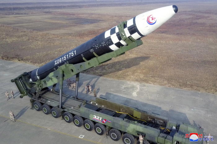 북한, 대륙간 탄도 미사일(ICBM) 부대 첫 공개 - 경향신문