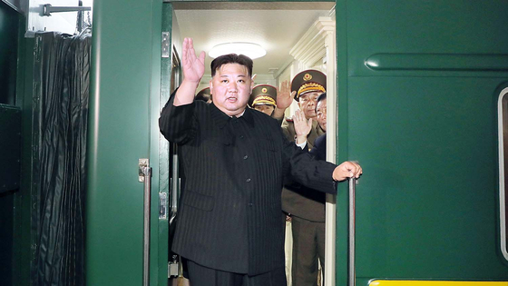 러시아 간 김정은, 군사위성·핵잠-포탄 담당자 대놓고 데려갔다 | 중앙일보