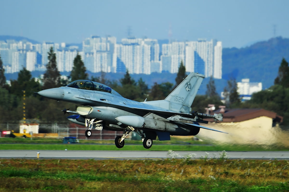조종사 출신 韓·美합참의장, 최초 F-16 연합 편대비행 | 한국경제