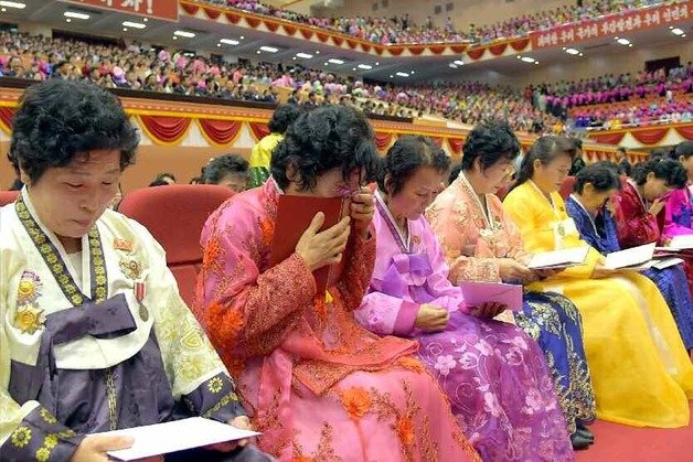 김정은이 선물까지 챙겼다…어머니대회 참가자들 '감격의 눈물'|동아일보