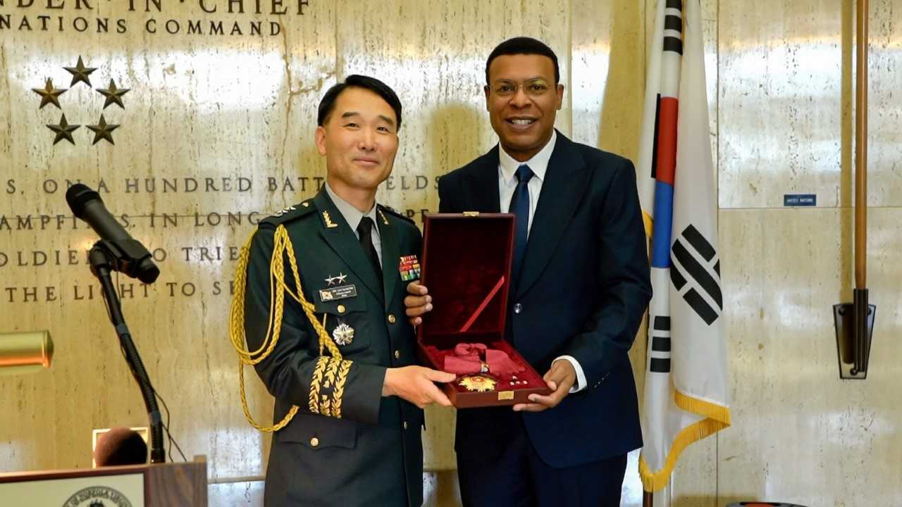 증서만 줬던 맥아더 장군 '무공훈장' 74년 만에 전달됐다 - 헤럴드경제