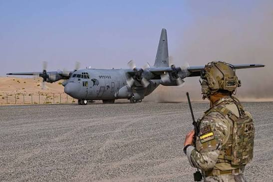 PHOTO - C-130H 수송기에 대한 관제 임무를 수행하고 있는 공군 합동최종공격통제관(JTAC).