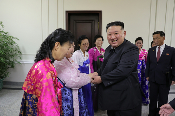 어머니들에 시계 뿌린 김정은 눈물…그 뒤엔 '생모 컴플렉스' | 중앙일보