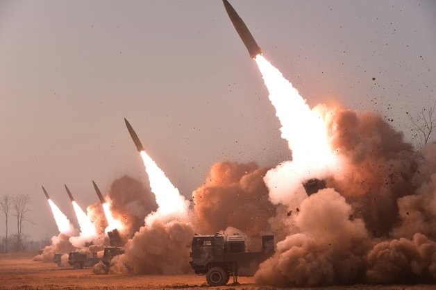 軍 “북한, 근거리탄도미사일 6발 발사… 현 체계로도 요격 가능”｜동아일보