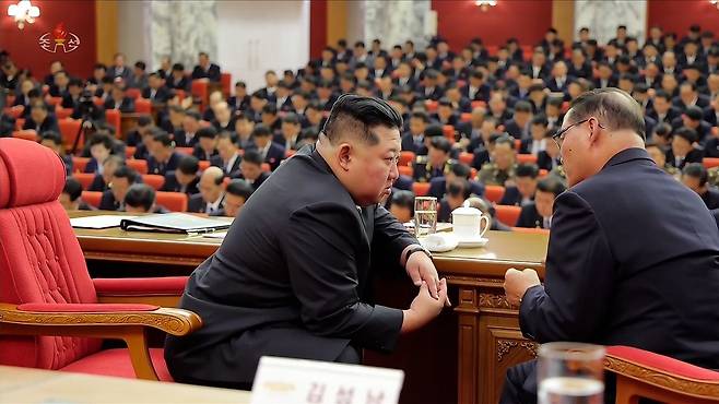 김정은 “목표는 세계 압도할 핵무력…한국도 핵잠 추진”