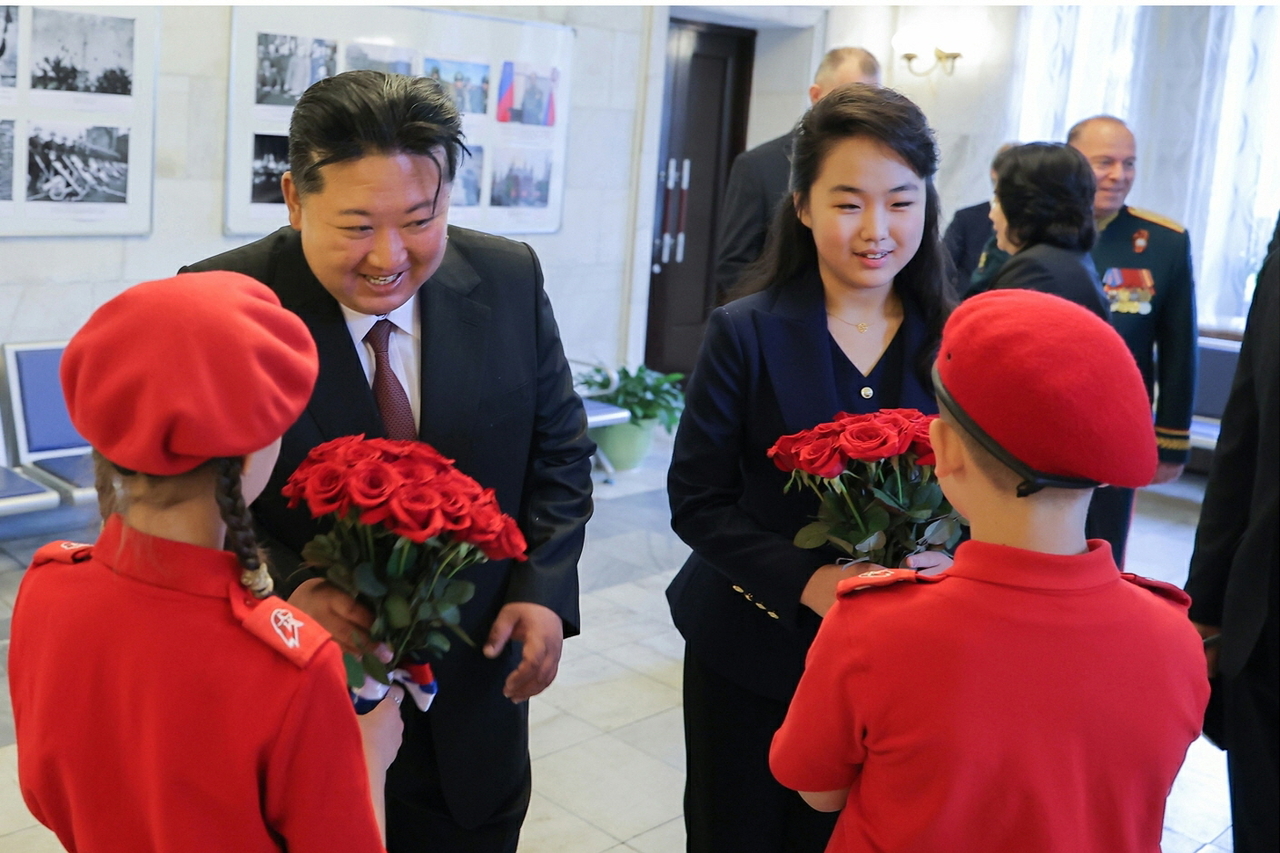 김정은, 러시아의 딸 '뒷배' 기대?…러대사관 찾아 “북러친선 만세” - 헤럴드경제