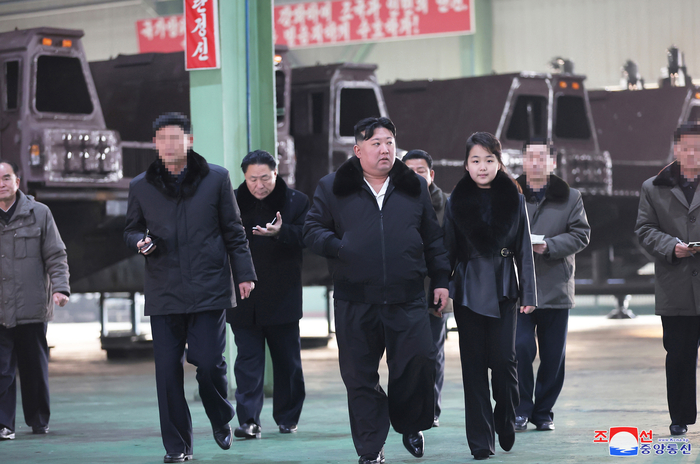 김정은, ICBM '화성-18호' 발사대 공장 시찰…딸 김주애 동행 - 경향신문