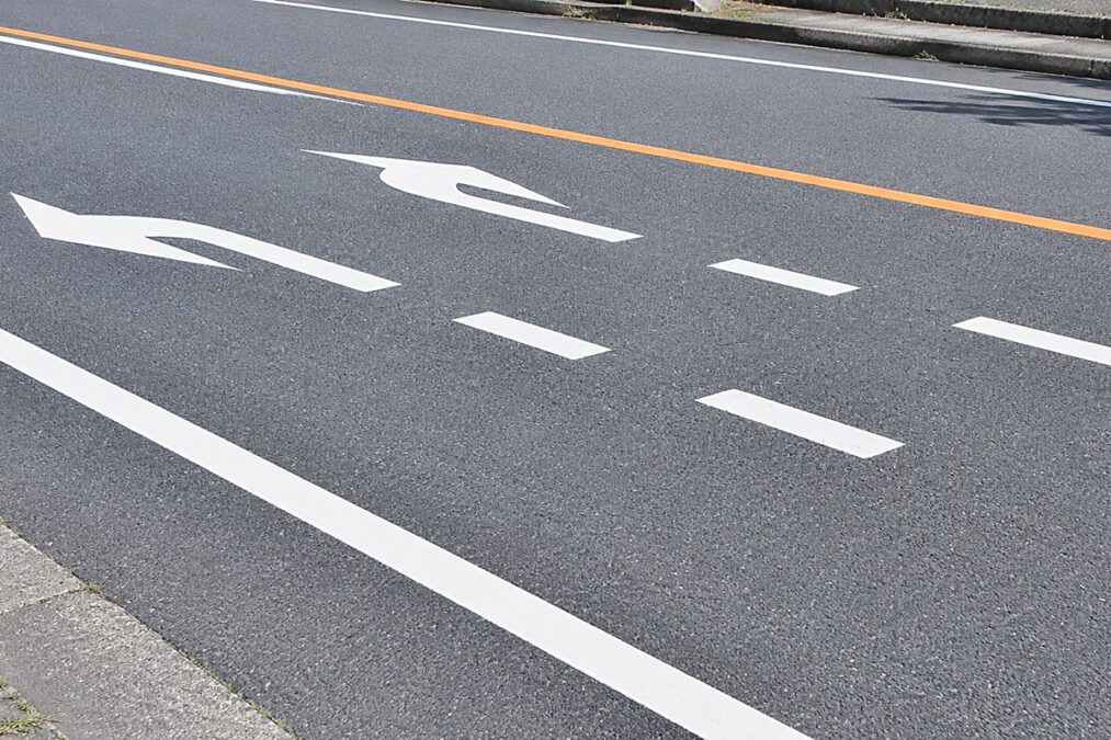 道路標示 実線 破線 引用：記事の内容と関連しAIツールで作成されたイメージ