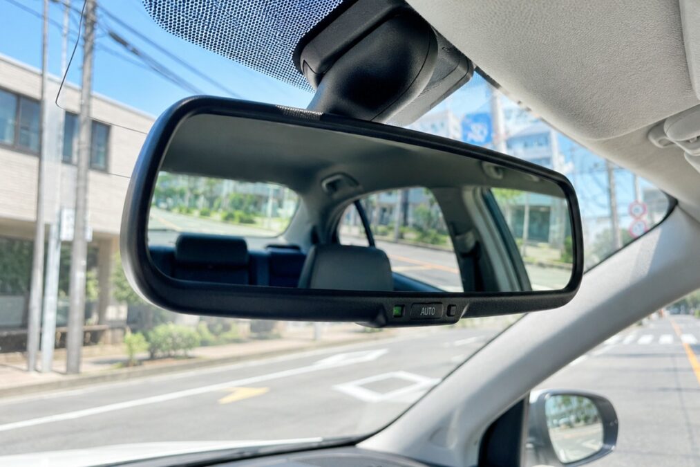 ルームミラー 防眩 引用：記事の内容と関連しAIツールで作成されたイメージ