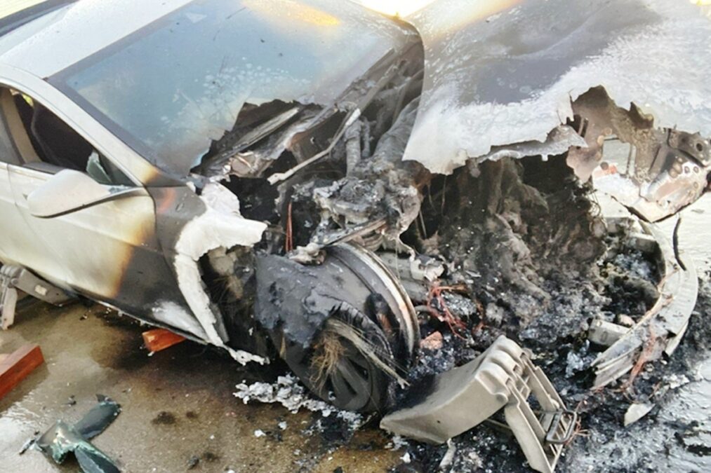 モバイルバッテリー車内発火 引用：記事の内容と関連しAIツールで作成されたイメージ