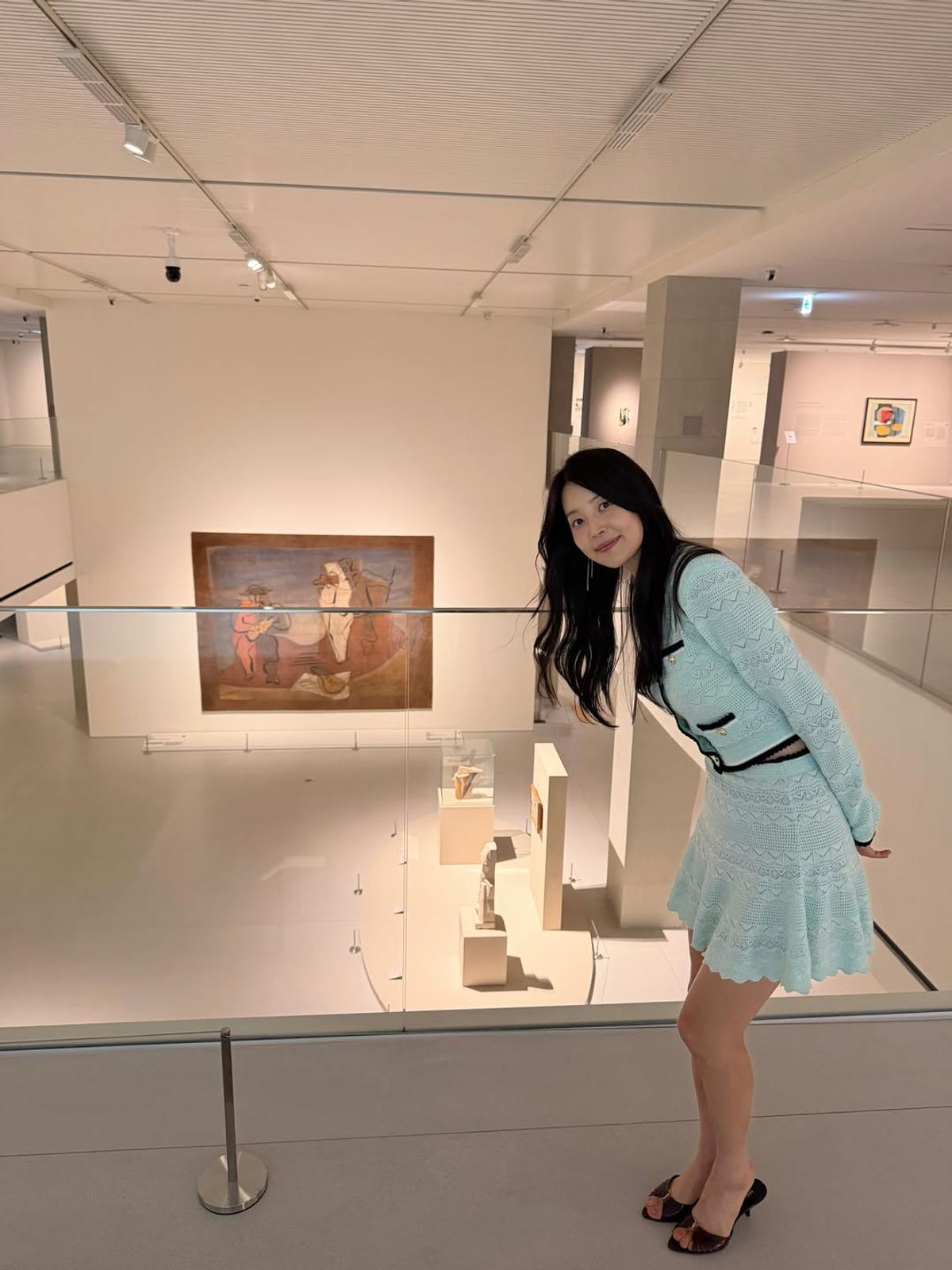 한지혜, 애엄마 맞아?… 미니 플레어 스커트로 뽐낸 '슈퍼모델 출신' 각선미