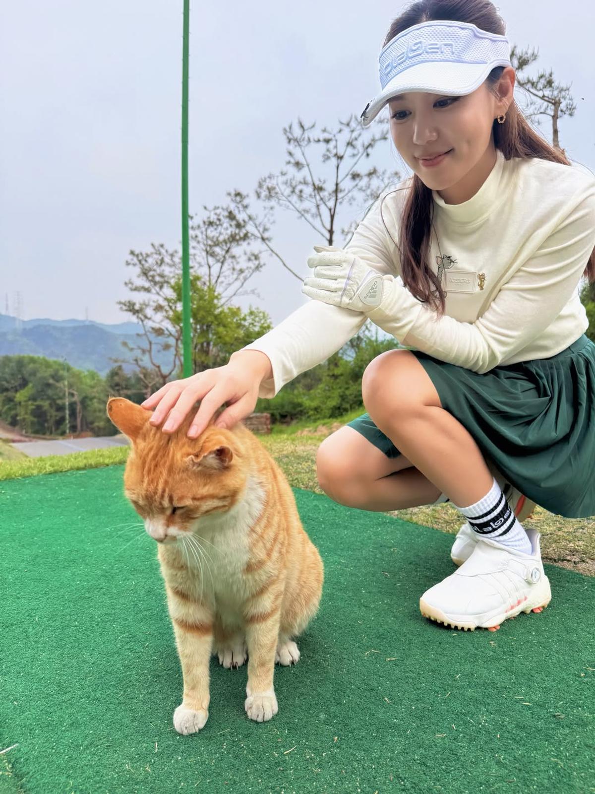 골프장에서 고양이를 쓰다듬는 김희정 / 사진=김희정 인스타그램 @kimheebibi