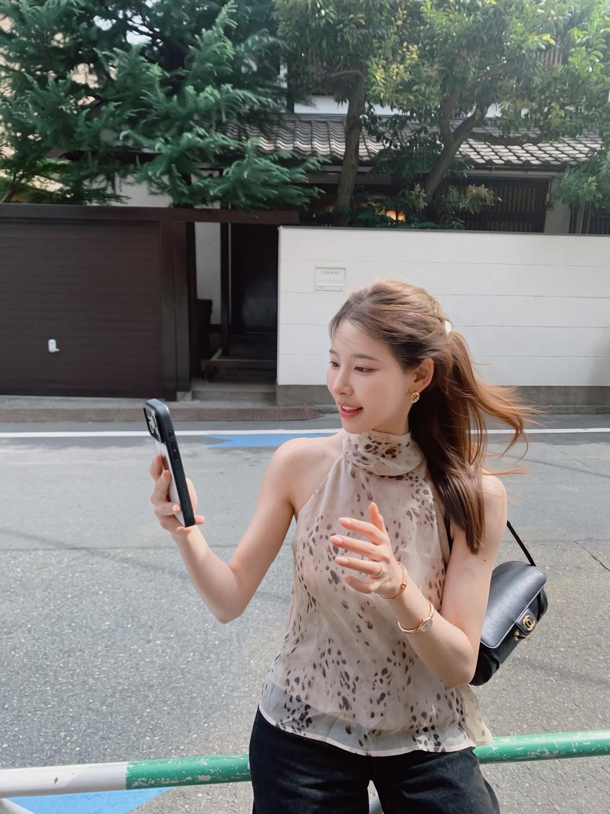 “여행 갈 때 백은 이렇게 메세요”... 이나연이 제안하는 ‘꾸안꾸’ 일본 여행룩