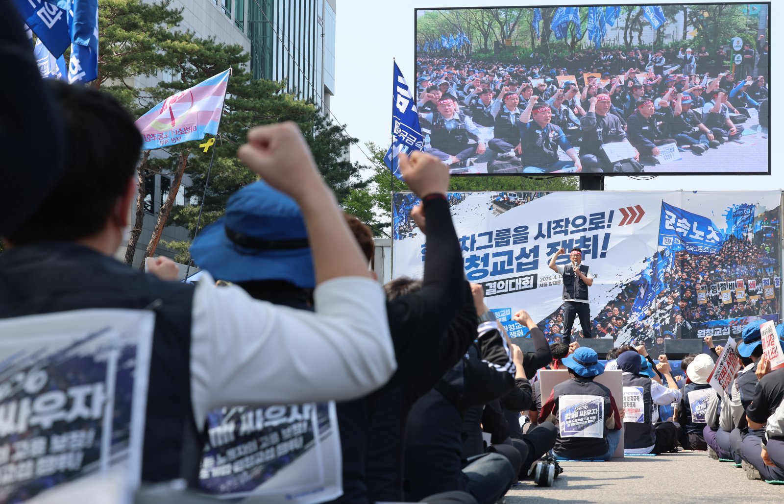박상만 금속노조 위원장이 올 4월 서울 서초구 현대자동차그룹 양재사옥 인근에서 열린 현대차그룹 원청교섭 쟁취 금속노조 결의대회에서 대회사를 하는 모습. 뉴시스