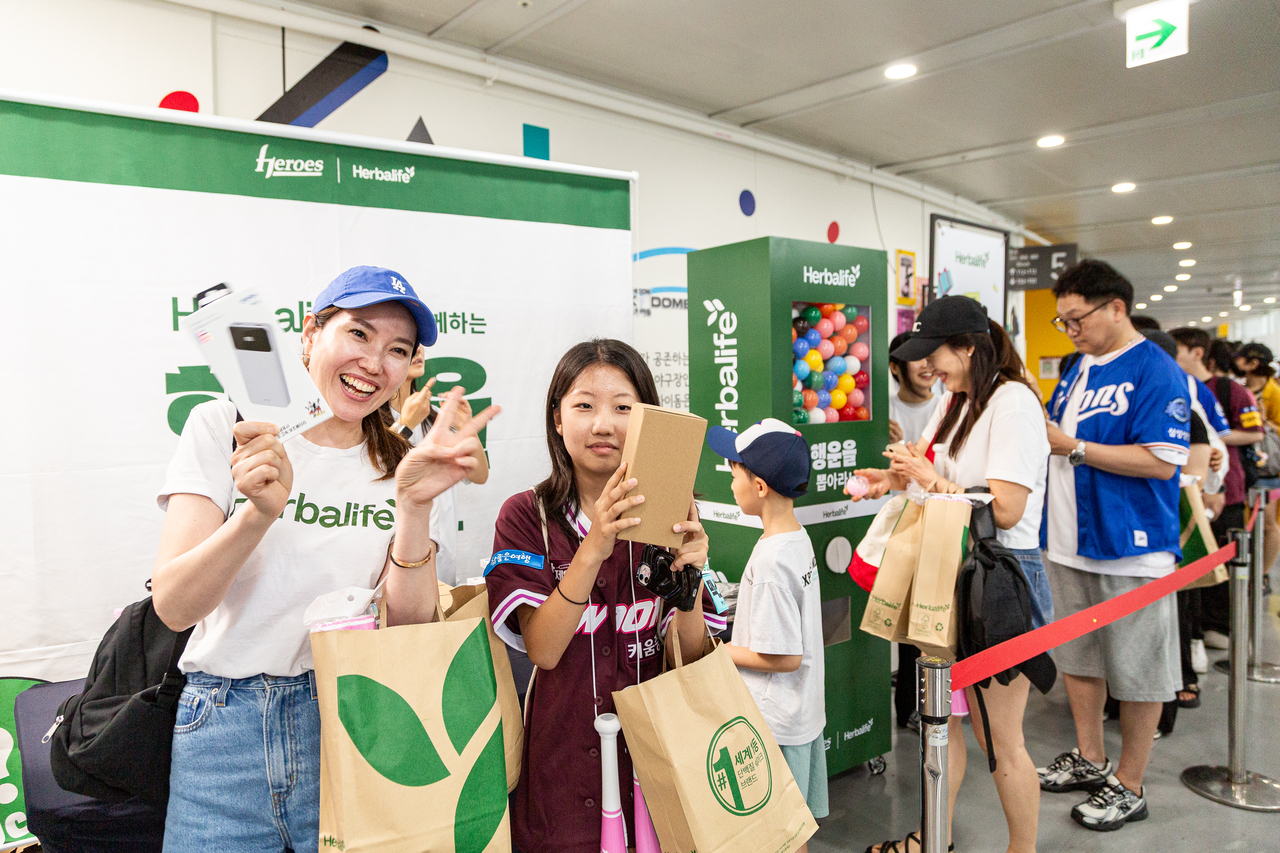 서울 고척스카이돔에서 열린 키움 히어로즈의 홈경기에서 ‘2026 허벌라이프 파트너 데이’현장 부스 체험을 즐기는 팬들 모습 [한국허벌라이프 제공]