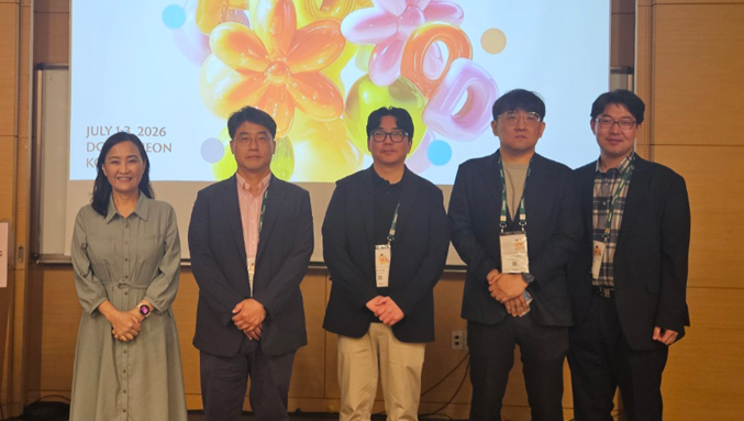 지난 3일 한국식품과학회 대두가공이용분과가 개최한 심포지엄에 참여한 발표자들이 기념촬영을 하고 있다. 왼쪽부터 호서대학교 박선민 교수, 경산국립대학교 김현준 교수, 고려대학교 오남수 교수, 국립한국교통대학교 김종은 교수, 세종대학교 임태규 교수. [한국식품과학회 제공]