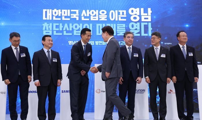 이재명 대통령이 6월 3일 경남 진주에서 열린 영남권 첨단산업 육성을 위한 투자양해각서 체결식에서 김동관 한화그룹 부회장과 악수하고 있다.ⓒ뉴시스