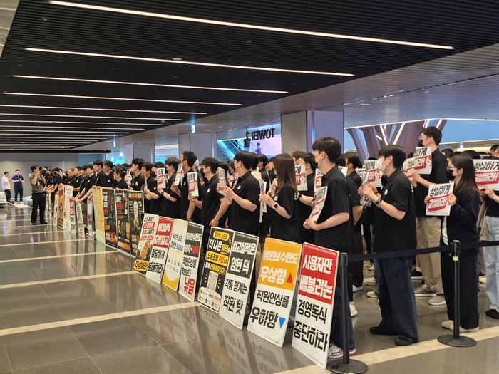 지난 21일 경기도 성남 판교 카카오뱅크 본사 앞에서 카카오 및 카카오뱅크 노조원들이 피켓을 들고 집회를 열고 있다.ⓒ데일리안 박상준 기자