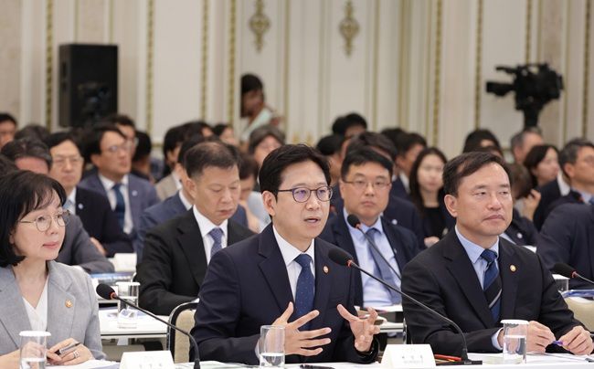 배경훈 과학기술정보통신부 제1차관이 16일 청와대 영빈관에서 이재명 대통령에게 2026 하반기 업무보고를 하고 있다. ⓒ연합뉴스