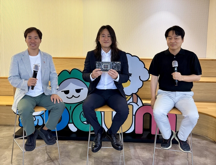 (왼쪽부터)김성훈 업스테이지 대표, 백준호 퓨리오사AI 대표, 이건수 AXZ 대표가 15일 온라인 대담을 통해 소버린 AI 관점의 3사 협력 방안 등에 대해 논의했다. (업스테이지 제공)