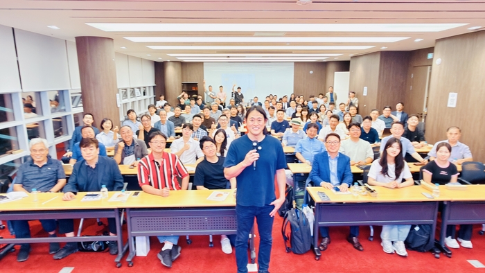 백준호 퓨리오사AI 대표가 3일 서울 마곡동 시스원 본사에서 열린 제344회 스마트포럼 연사로 참석해 기념사진을 촬영하고 있다.
