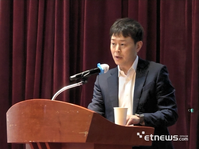 이진 엘박스 대표가 21일 서울 중구 포스트타워에서 열린 'AI와 리걸테크 특별세미나'에서 기조연설을 하고 있다. [사진=현대인 기자]