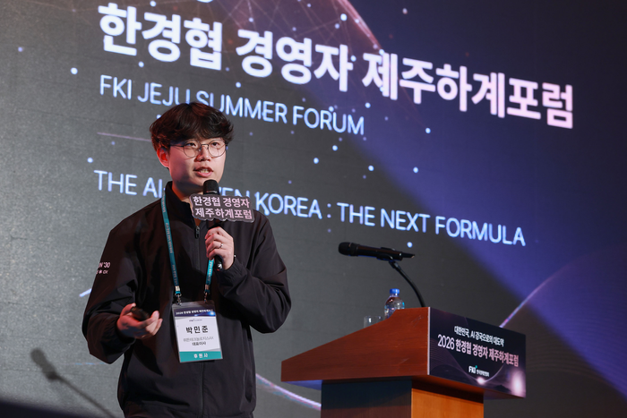박민준 뤼튼테크놀로지스 AX대표가 17일 제주도 롯데호텔에서 열린 '2026 한경협 경영자 제주하계포럼'에서 강연하고 있다.