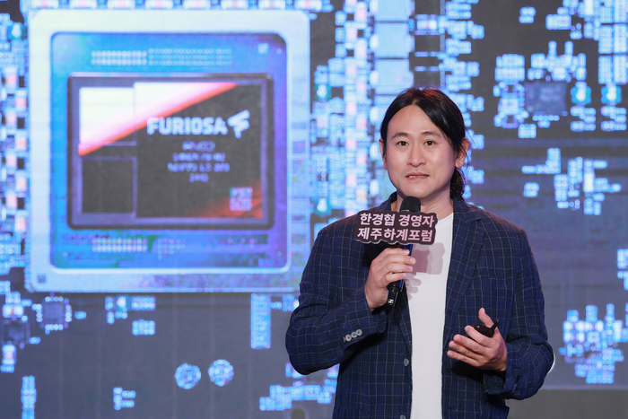 백준호 퓨리오사AI 대표가 16일 제주도 롯데호텔에서 열린 '2026 한경협 경영자 제주하계포럼'에 참석해 'AI 인프라 패권전쟁, 이미 시작된 데이터센터의 시대'를 주제로 강연하고 있다.
