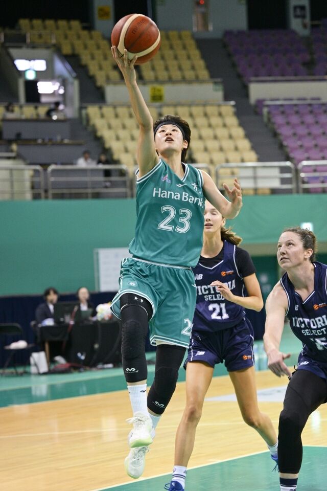 하나은행 박진영이 29일 부천체육관에서 열린 2026 WKBL 퓨처스리그 호주 빅토리아와의 경기서 공격하고 있다./WKBL 제공