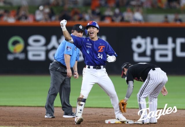 한화 이글스 오재원이 24일 대전 한화생명볼파크에서 열린 LG 트윈스전에서 안타를 친 후 세리머니를 하고 있다./한화 이글스 제공