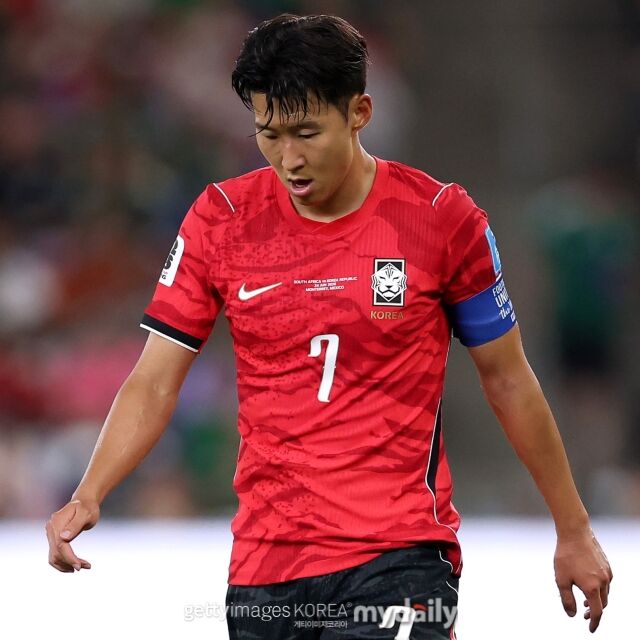 손흥민이 지난달 25일 몬테레이 스타디움에서 열린 2026 북중미 월드컵 A조 조별리그 3차전에서 남아공에 0-1로 패배한 뒤 고개를 숙이고 있다./게티이미지코리아