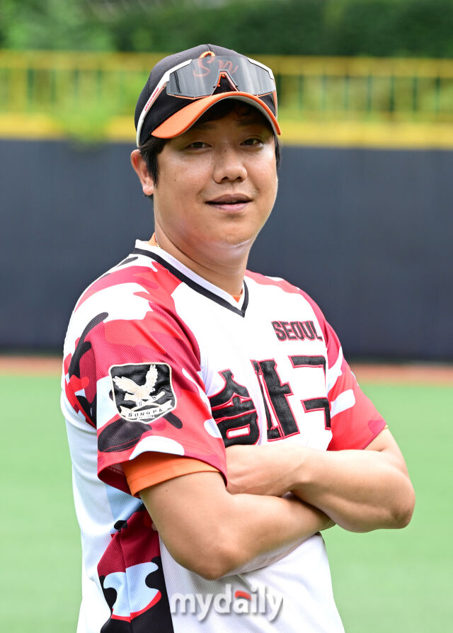 2024년 7월 19일 서울 장충리틀야구장에서 '제1회 마이데일리배 전국유소년야구대회' 송파구 유소년야구단과 노원구 유소년야구단의 경기가 열렸다. 송파구 유소년야구단 윤규진 감독이 인터뷰 촬영을 하고 있다.<br /> “></p>
<p>[마이데일리 = 노찬혁 기자] 윤규진 감독이 지휘하는 송파구유소년야구단이 ‘제3회 마이데일리배 전국유소년야구대회’에서 정상 등극을 향한 도전장을 내밀었다.</p>
<p>마이데일리가 주최하고 대한유소년야구연맹(회장 이상근)이 주관하는 ‘제3회 마이데일리배 전국유소년야구대회’가 오는 17일 횡성베이스볼테마파크에서 개막을 앞둔 가운데, 단단한 결속력으로 무장한 송파구유소년야구단이 강력한 복병으로 주목받고 있다.</p>
<p>올해로 창단 9년 차를 맞이한 송파구유소년야구단은 탄탄한 역사를 지닌 구단이다. 창단 초기 10명으로 시작해 70명까지 불어났던 선수단은 코로나19 확산 시기 15명까지 급감하며 창단 이래 가장 큰 위기를 맞기도 했다. 사재를 터는 노력에도 구단 운영이 흔들리던 절체절명의 순간이었으나, 학부모들의 두터운 신뢰를 바탕으로 위기를 완벽하게 극복하며 반등에 성공했다.</p><div class=
