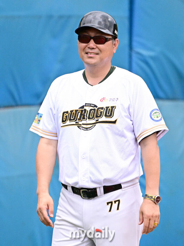 [MD포토] 김덕환 구로구 유소년야구단 감독 '승리 미소'