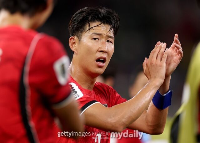 손흥민이 지난달 25일 몬테레이 스타디움에서 열린 남아공과의 '2026 국제축구연맹(FIFA) 북중미 월드컵' A조 조별리그 3차전에서 교체 출전했다. 남아공에 0-1로 패배한 뒤 팀원들을 격려하고 있는 손흥민./게티이미지코리아