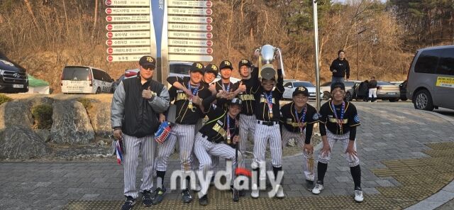 평창반다비스 유소년야구단 선수들이 우승컵을 들고 환호하고 있다. /평창반다비스 유소년야구단 제공