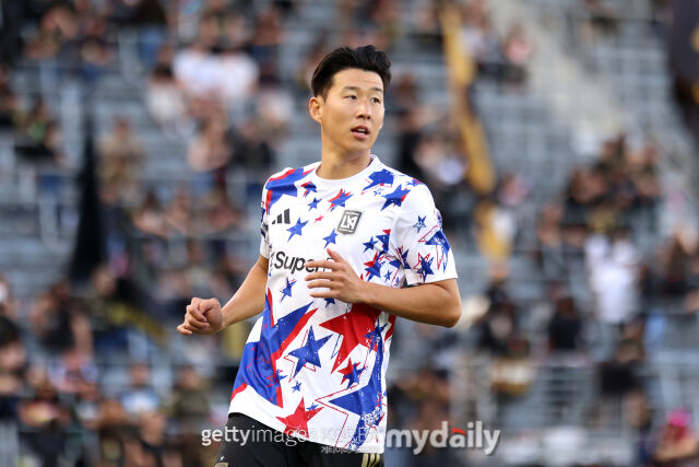 손흥민이 2026년 5월 미국 LA에서 열린 시애틀과의 2026시즌 MLS 경기를 앞두고 워밍업을 하고 있다./게티이미지코리아