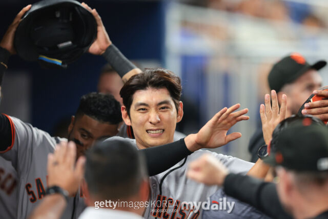 MLB 샌프란시스코에서 뛰고 있는 이정후는 24일 열린 애슬래틱스와 홈 경기 첫 타석에서 시즌 5호 홈런을 솔로포로 장식했다. 그는 홈으로 들어온 뒤 덕아웃에서 중계방송 카메라를 향해 2026 FIFA 북중미 월드컵에 참가하고 있는 한국축구대표팀에게 응원을 보내는 박수 세리머니를 했다./게티이미지코리아