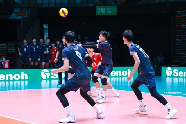 18세 이하 한국남자배구대표팀이 14일 중국에서 열린 2026 U-18(18세 이하) 아시아남자배구선수권대회 조별리그 D조 3차전 일본과 경기를 치렀다. 아웃사이드 히터 김현수(속초고)가 상대 서브를 리시브하고 있다./아시아배구연맹(AVC) 제공