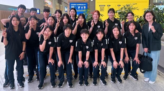 이승여 감독이 지휘하는 한국 U17 여자배구 대표팀이 27일 출국을 앞두고 인천국제공항에서 단체 사진 촬영에 임하고 있다./대한배구협회 제공