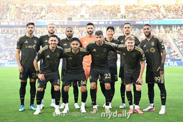 LAFC 선수들이 LA갤럭시와의 2026시즌 MLS 경기를 앞두고 기념촬영을 하고 있다./게티이미지코리아