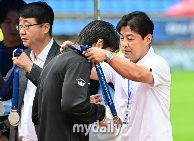 [MD포토] 홍연기 한국대학축구연맹 자문위원장 '한남대 축하해'