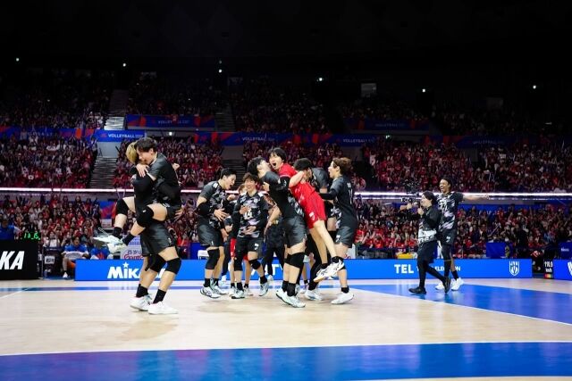 일본남자배구대표팀이 선수들이 16일 열린 2026 VNL 3주 차 캐나다와 경기 3-2 역전승을 거두자 코트로 나와 기뻐하고 있다./국제배구연맹(FIVB) 제공